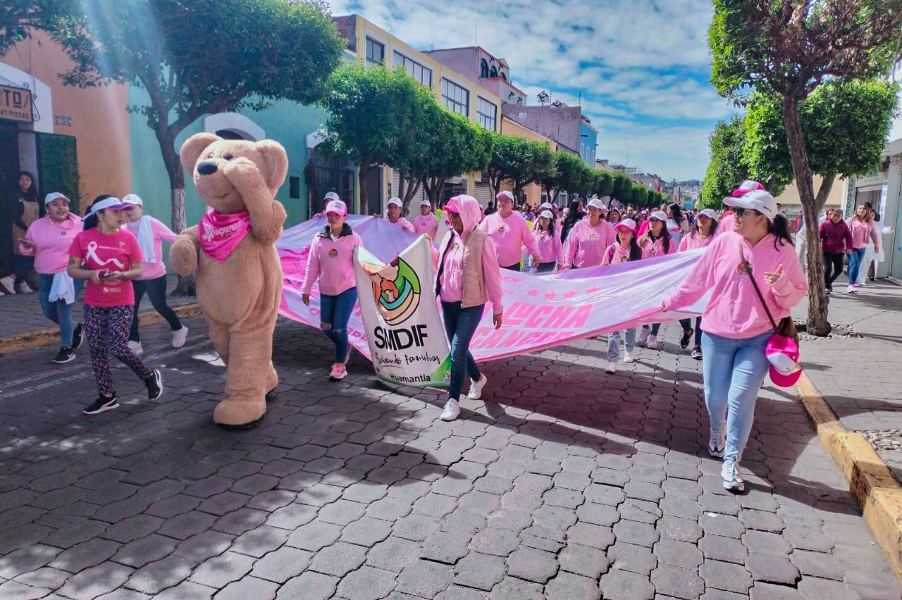Participa el DIF municipal de Huamantla en la 'Caminata Rosa' en la capital del estado